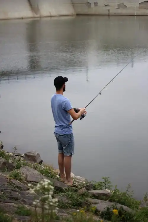 休闲钓鱼的人图片,高清图片