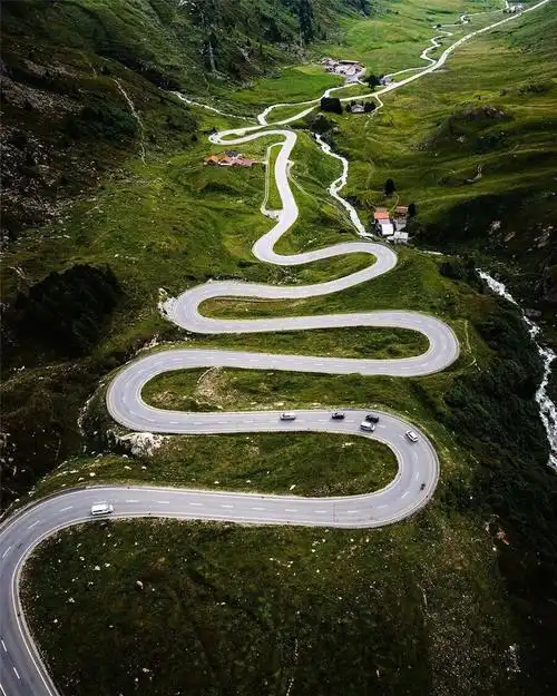 那些蜿蜒曲折美丽震撼的道路也许会让人眩晕也许会让我们走了更多的路