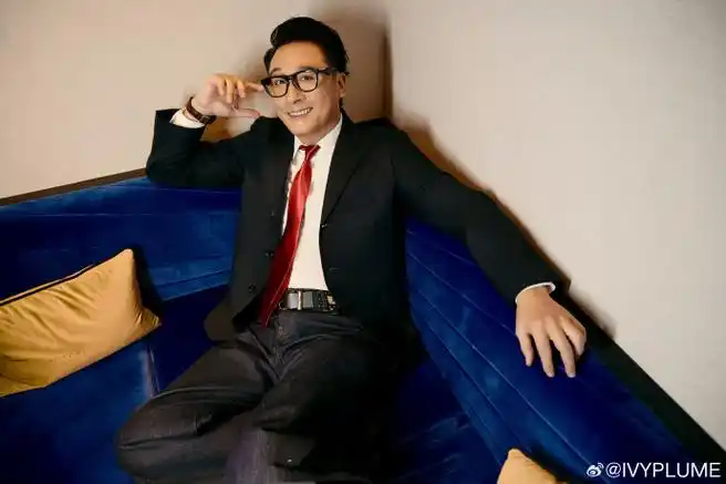 吴镇宇超话  @吳鎮宇dd的食食猪樂部老师昨日一身绅士西装混搭复古