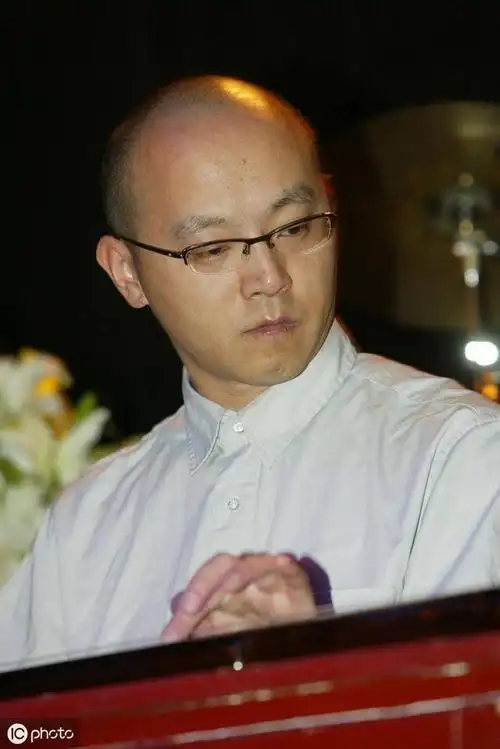 王菲的第一任丈夫窦唯,在公交站偶遇王菲,两人的另类同框