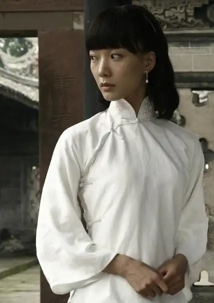 王珞丹晒红娘子剧组十周年合照