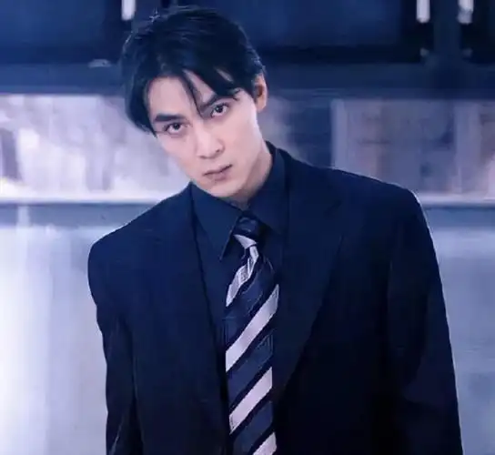 年轻的时候,吴彦祖回到香港发展,并且顺利出道娱乐圈,在国内拥有很多