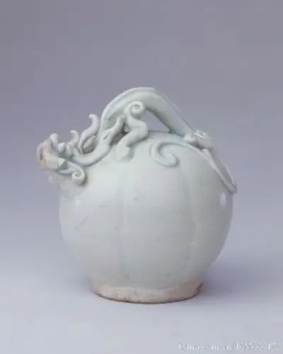景德镇窑青白釉倒流壶,宋,高11.2cm,足径6cm.