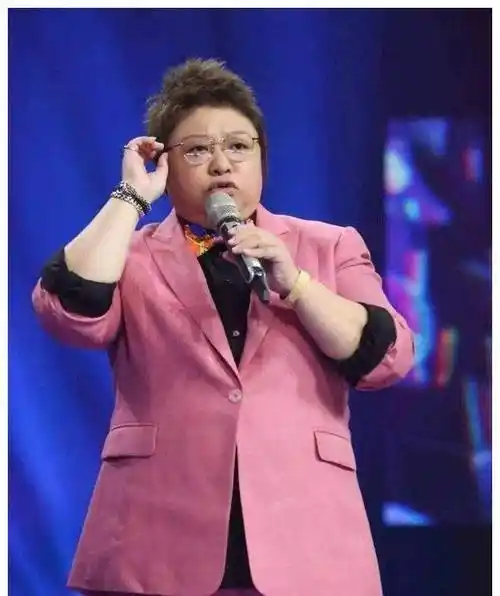 妈妈拥有一副天籁般的嗓子,韩红也得到了遗传,从小就特别会唱歌