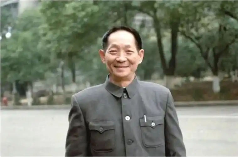 一张课桌两院士袁隆平中学同桌也是院士