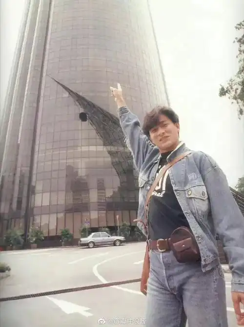 这是1994年,刘德华在欧洲旅游时拍的照片,镜头中他五官精致,穿着一身