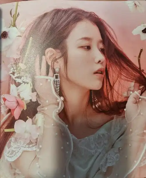 iu超话#iu 5th album lilac#onlyu美图 - 210327 iu 专辑内页海报预览