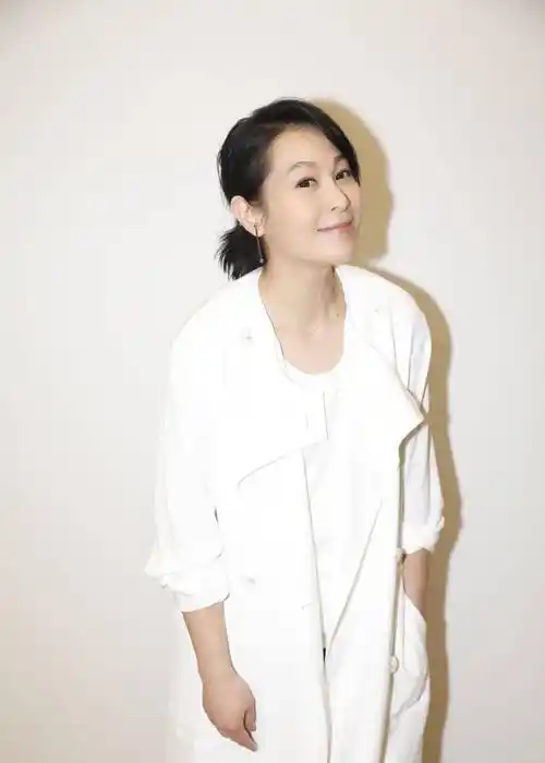 51岁刘若英和男友人合照,脱发明显露头皮,和老公分床睡9年?