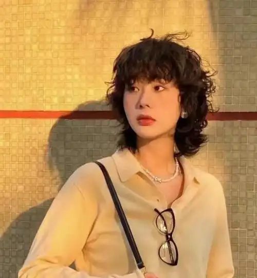 岁女人烫头发:记住"三烫三不烫",显年轻气质,头发蓬松洋气|烫发|发型