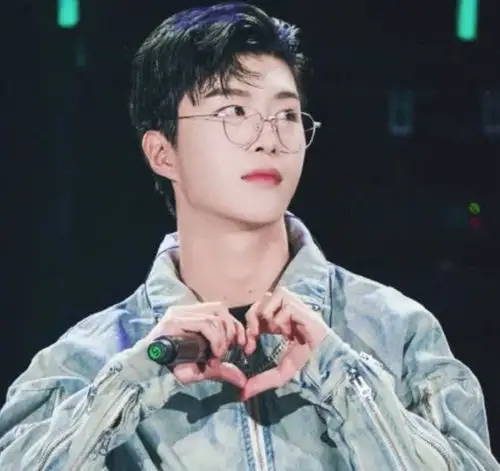 范丞丞晒参加活动照片,帅气出众,给观众比心非常暖