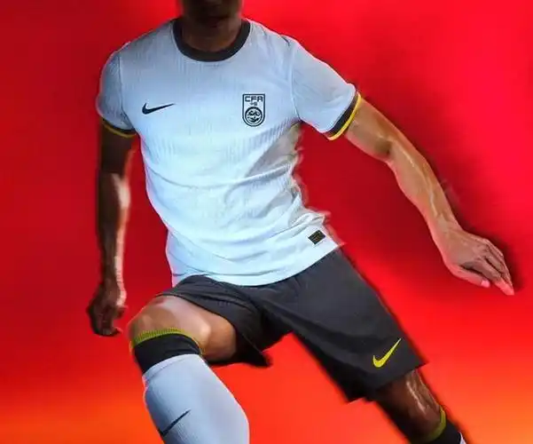 哪个好看国足新款白色客场球衣 pk 今晚身穿的绿色客场球衣|足球|队服