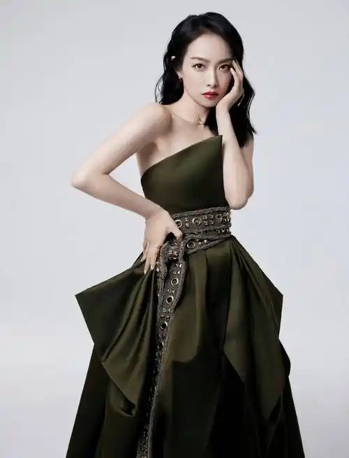 宋茜婚纱造型惊艳,超大头纱设计个性抢眼,身材口双蝴蝶结亮了_礼服_女