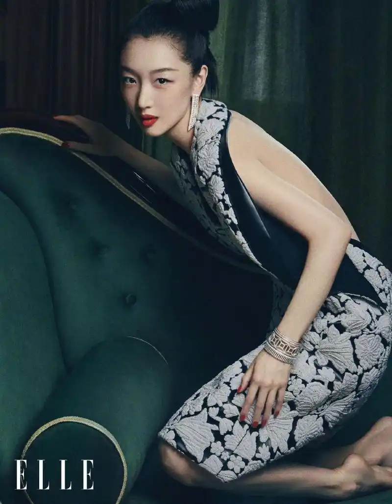 周冬雨最新大片曝光,化身复古名伶游走在老上海街巷,一起来感受她的