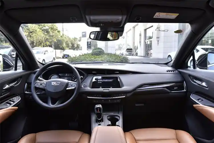 这款车的内饰方面,新车采用凯迪拉克最新设计风格和布局,整体来看非常