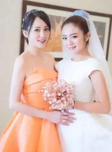 安以轩再晒婚礼伴娘团美照 穿浴袍齐刷刷晒美腿