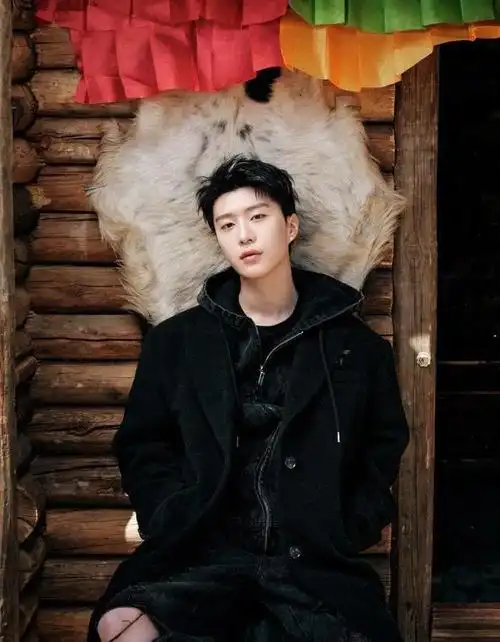 范丞丞白色挑染发型太酷了还是很像范冰冰的