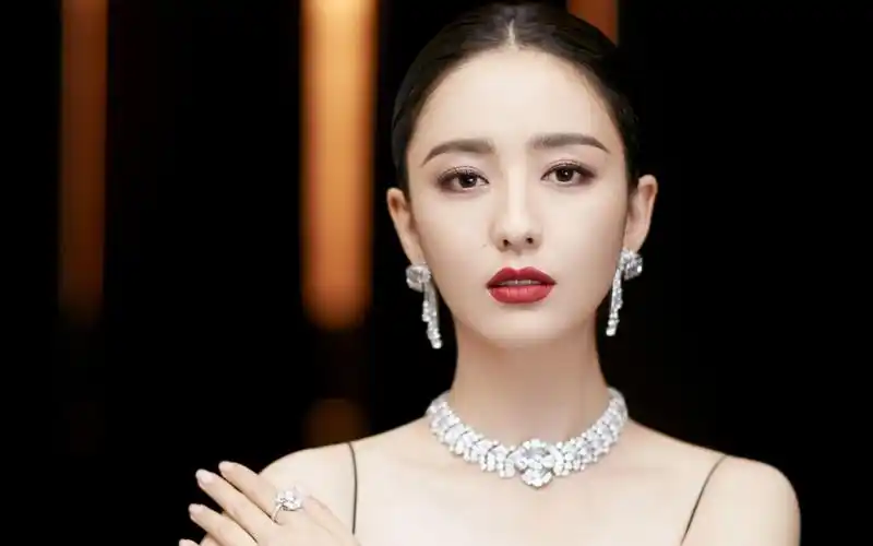 佟丽娅吊带礼服性感图片桌面壁纸