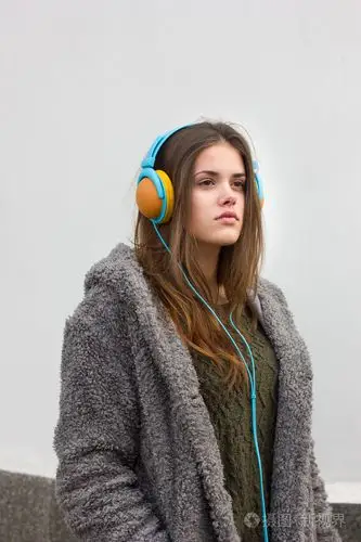 十几岁的女孩听着音乐照片-正版商用图片0t2195-摄图新视界