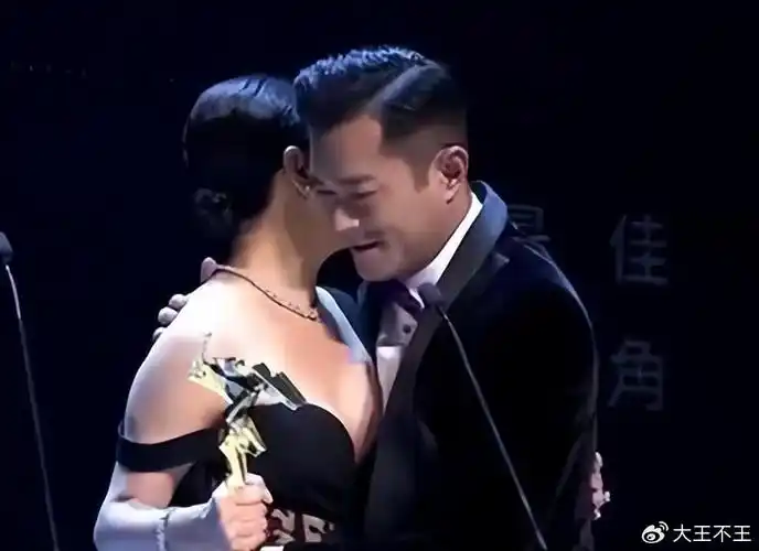 肩带崩断,摔倒走光,这9位女星红毯上的社死瞬间,太