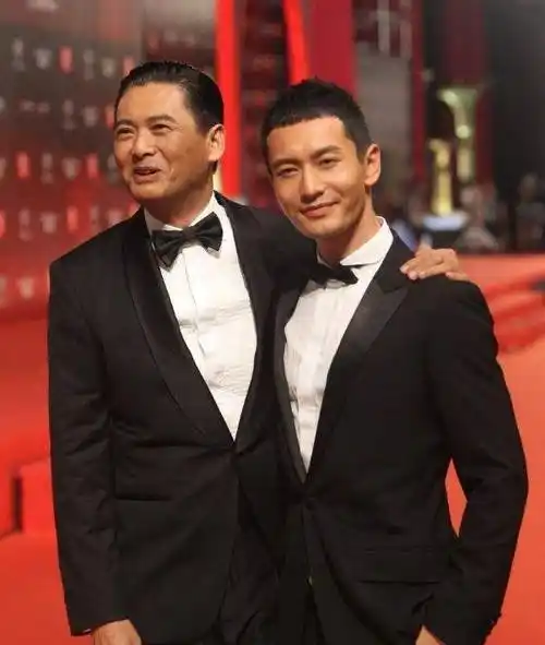 两代男神同框,180周润发遇179黄晓明,谁谎报身高一目了然_许文强_明星