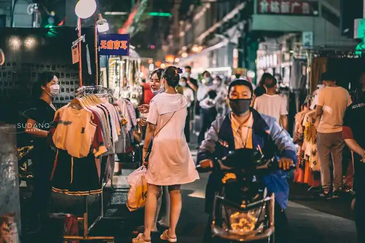 人间烟火中武汉这条路太活跃了1000米长的夜市尽是繁华