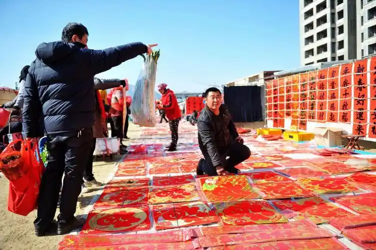 快过年了北方乡村大集好一个红火初恋福字映红了半边天