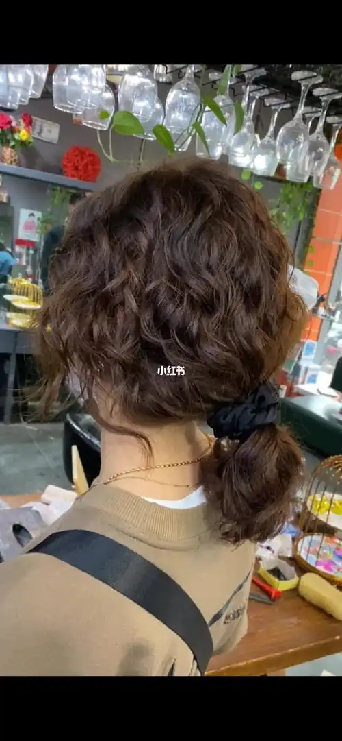 有多少人喜欢把头发烫烫扎起来了的!_羊毛卷_时尚_发型