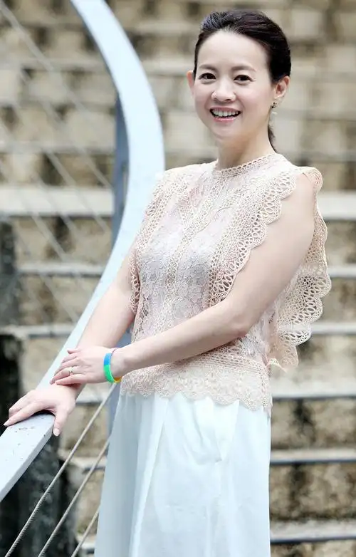 曾宝仪气质真好裸色蕾丝上衣透视感十足纸袋裤温柔又高级