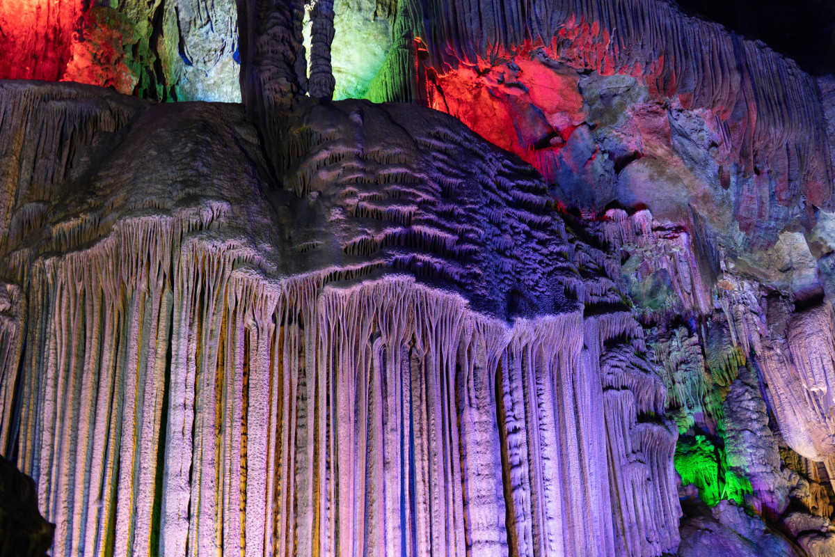 市荔浦市,是一个以独特的喀斯特地貌和丰富的钟乳石而闻名的溶洞景区