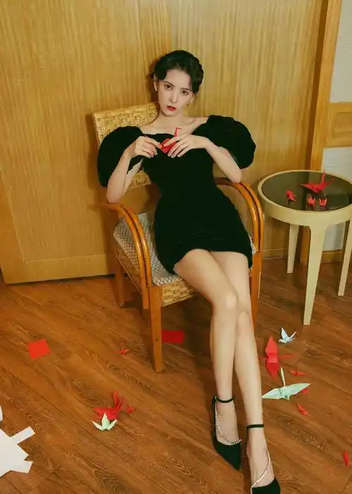 干着明星的事,张予曦的运气与美貌相当_好身材_气质_白色