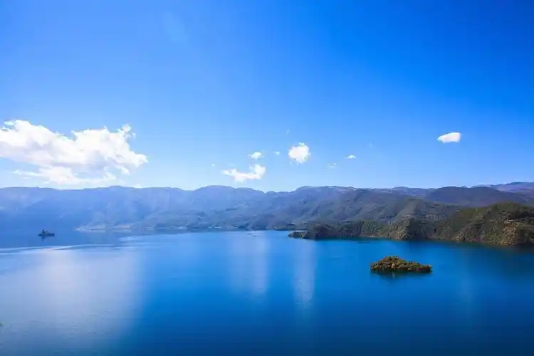 已经快到小洛水村了,群山和湖面. 泸沽湖