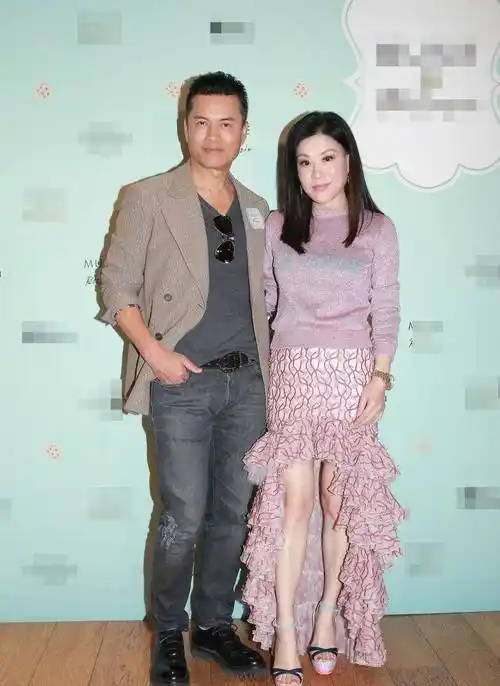 吕良伟老婆气质真迷人,黑红印花裙搭齐刘海,不像50岁女人_杨小娟_裙装