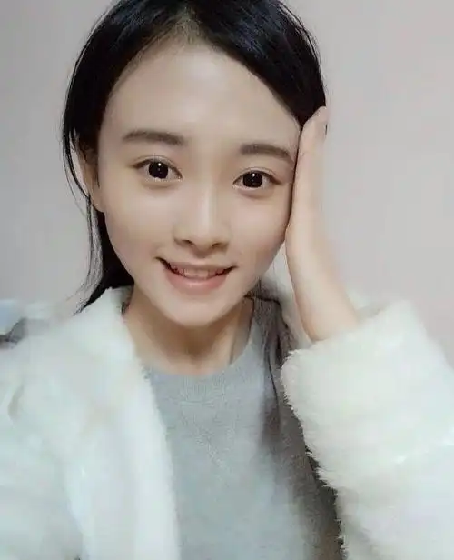 鞠婧祎早期,她的胎毛刘海这时候就有了