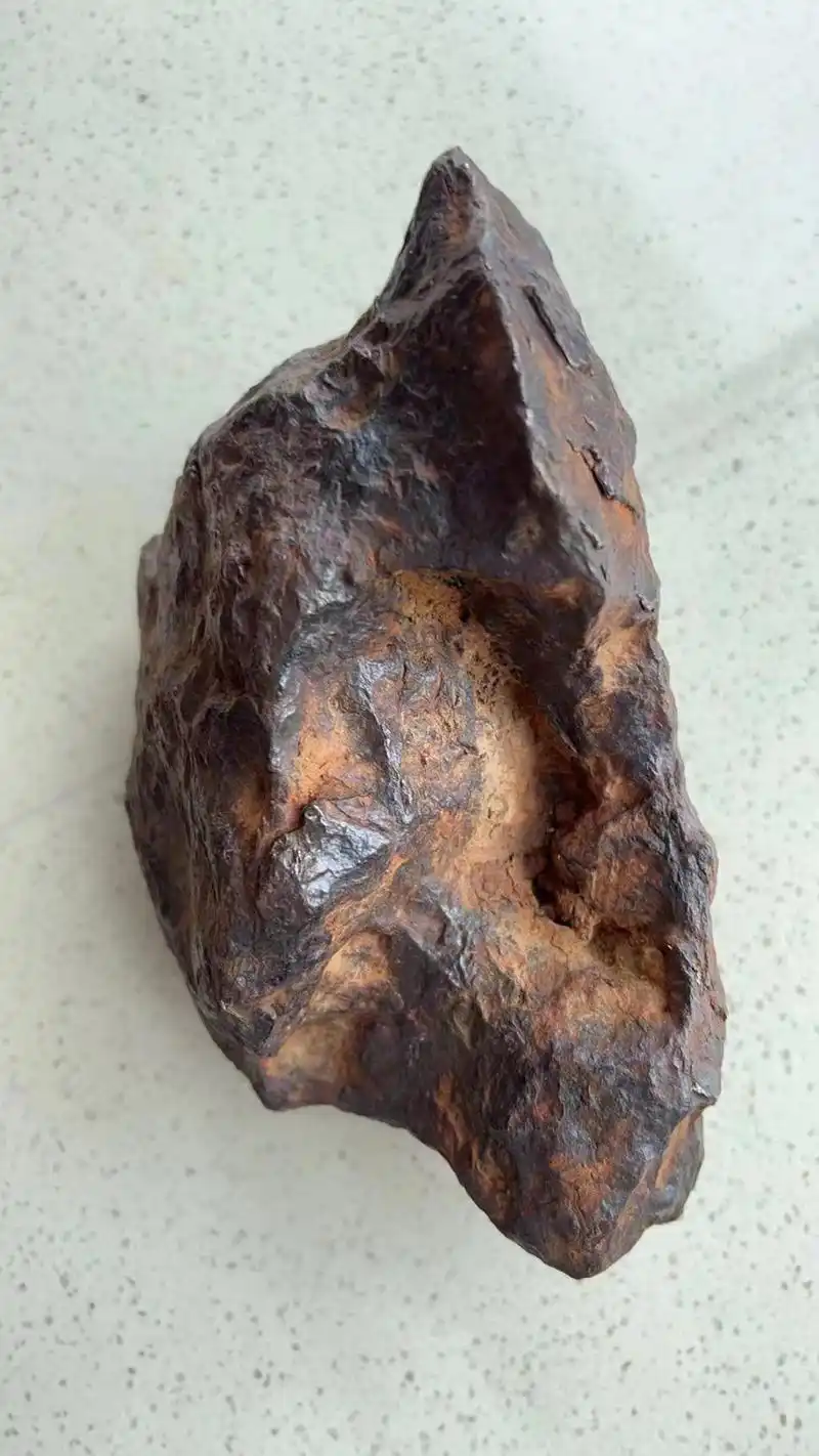 上热门陨石大致可以分为三类:石陨石,铁陨石和石铁陨石.