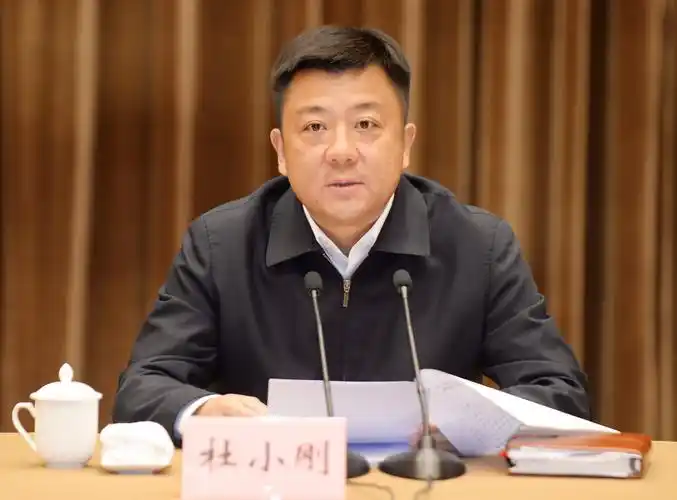 杜小刚在主持会议时要求——各地各部门要以劳模精神作指引,紧盯全年