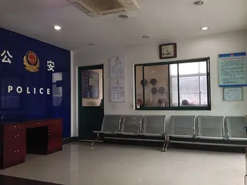 女子打民警的派出所大厅.