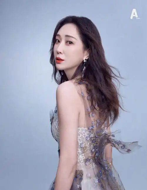 > 杜若溪亮片裙性感写真图片(5/9)