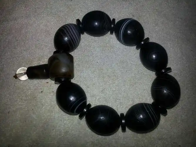 缠丝玛瑙为什么外边是黑色里面是灰色的呢