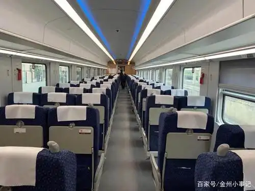 宽敞明亮的车厢