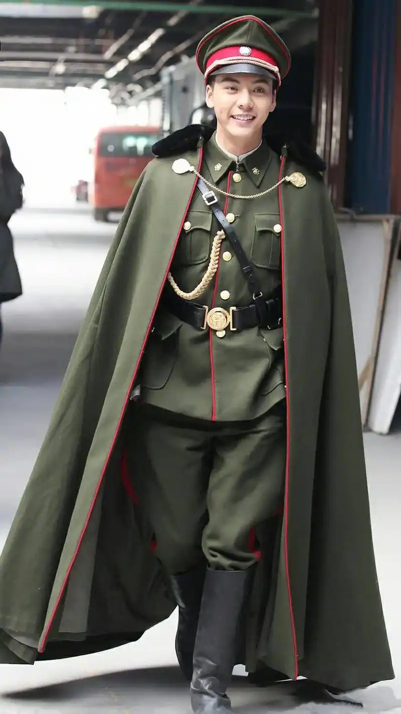 陈伟霆军装秀帅炸天!变片场为秀场,自带气场走起路来都像是在走秀!