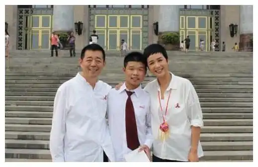 婚后蒋雯丽生下一个儿子,并领养了一个女儿,而夫妻俩的感情历久浓香令