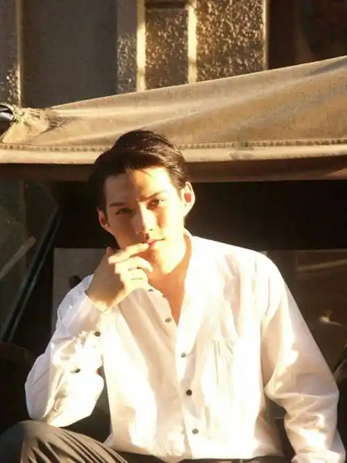 品品这原图直出的颜值,眉秀似山,眼拥星霜,再一次沦陷在宽哥的美貌中.