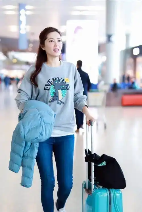 原创43岁曾黎尽显气质牛仔裤搭配浅灰色卫衣少女感十足