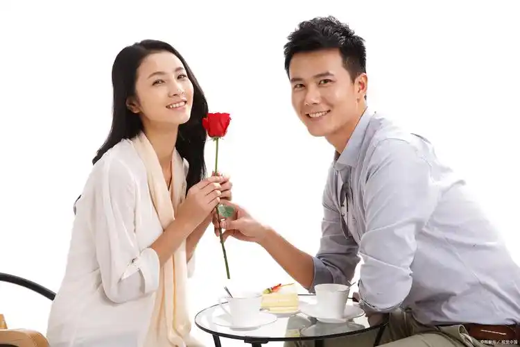 在两个人的感情中共同进步的陪伴才能成就天长地久的爱情