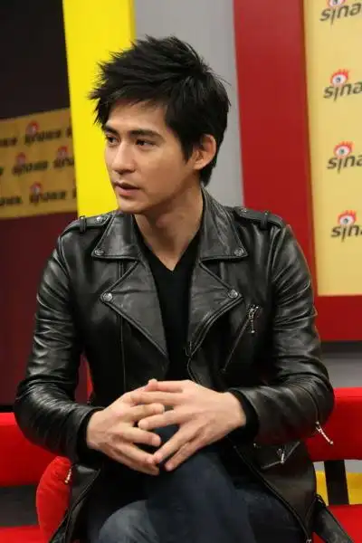 图文周渝民朱延平做客周渝民侧面帅气