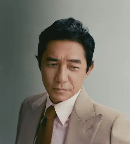 59岁梁朝伟有了沧桑感穿西装稳重有型爷爷的年龄叔叔的气质