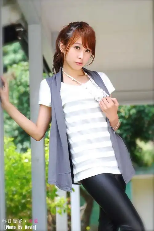 90后美女校花 超纯美可爱街拍写真