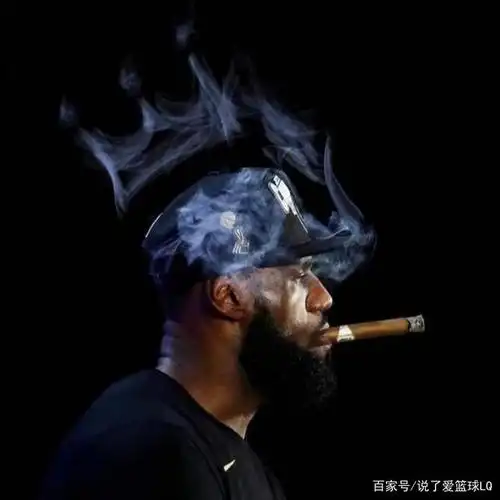 抽雪茄庆祝的照片,该照片被稍加修改,詹姆斯吐出的烟雾在其头顶位置被