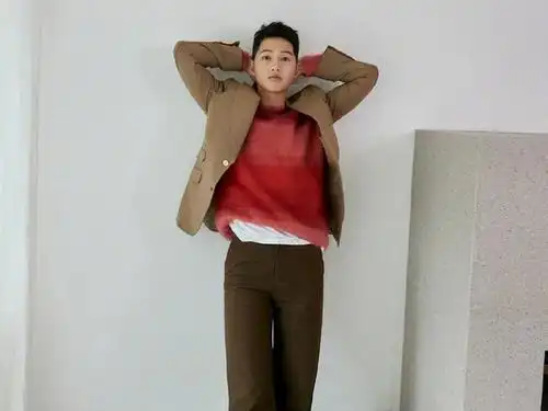 宋仲基近照曝光,离婚后彻底放飞自我,身材发福明显面部尤为圆润