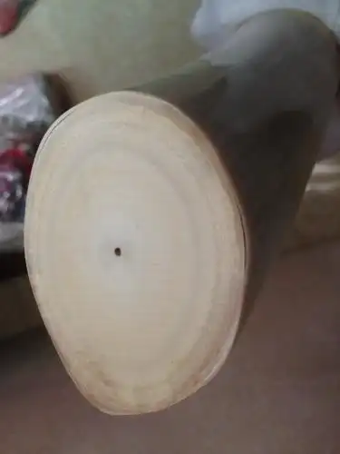 整根象牙一股腐臭味,封口地方大面积出现裂纹还有就是底下一小块出现